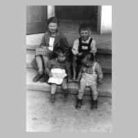 073-0102 Auf der Treppe vor dem Wirtschaftseingang. Die Kinder Brigitte, Karl-Joachim und Udo Gross mit einer Enkelin der Gutsbesitzer Babbel.JPG